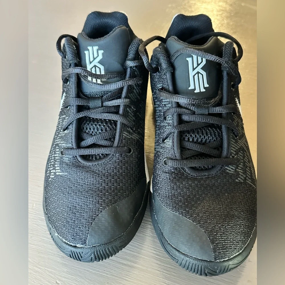 Nike Kyrie Flytrap 2 GS Black White Basketball Shoes AQ3412-001 4.5Y / Womens 6